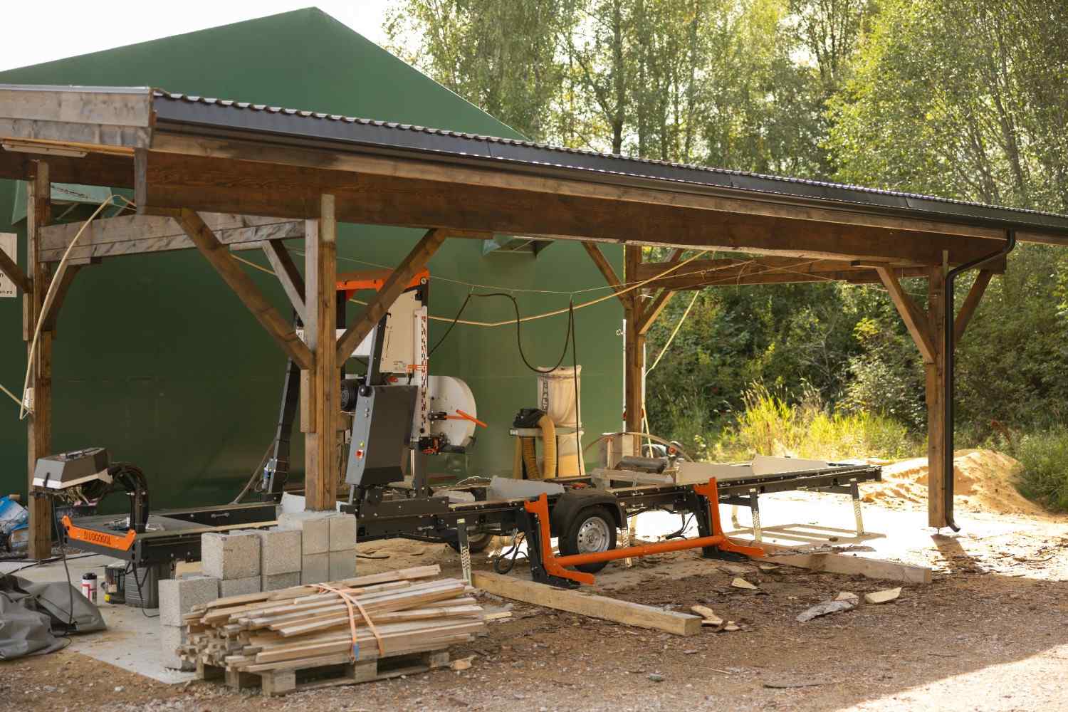 Portabel sagbruk – DMK Bygg sage egne materialer fra lokal skog