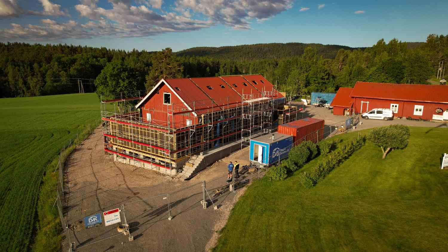 Byggeplass med stillas sett fra luften